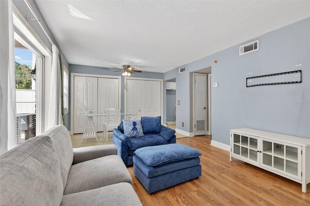 For Sale: $124,900 (1 beds, 1 baths, 644 Square Feet)