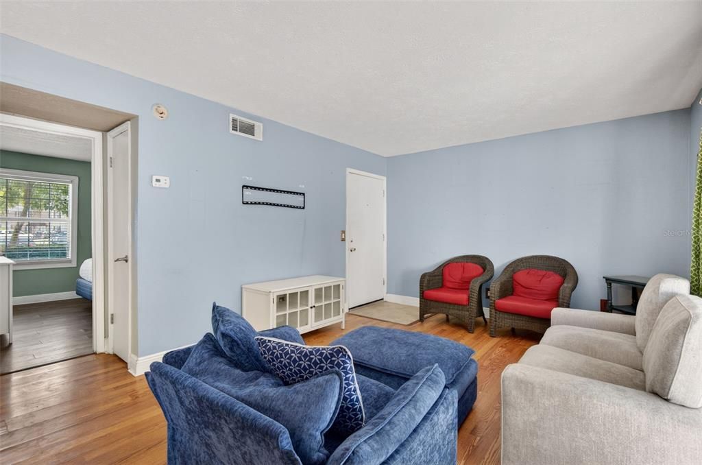 For Sale: $124,900 (1 beds, 1 baths, 644 Square Feet)