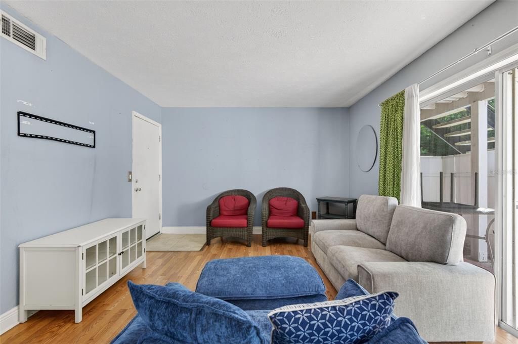 For Sale: $124,900 (1 beds, 1 baths, 644 Square Feet)