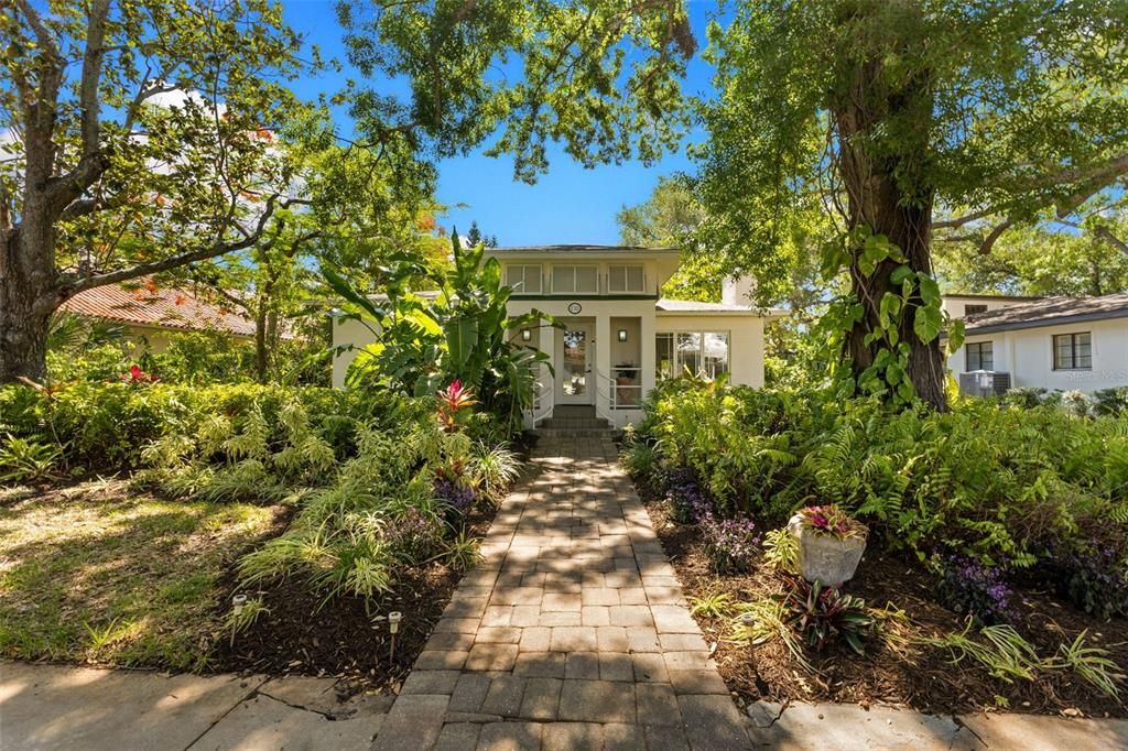Под контрактом: $865,000 (3 спален, 3 ванн, 1836 Квадратных фут)