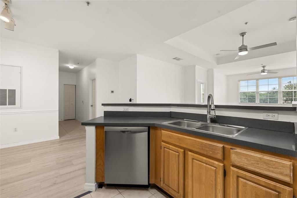 For Sale: $175,000 (2 beds, 2 baths, 1233 Square Feet)