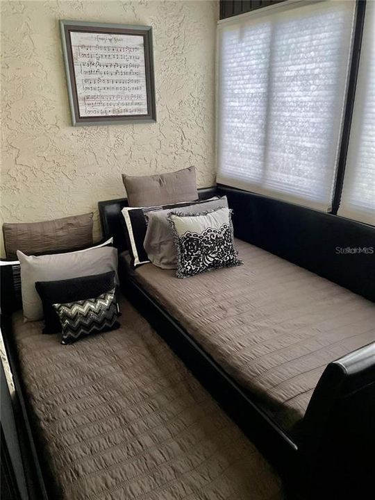 For Sale: $189,910 (1 beds, 1 baths, 675 Square Feet)