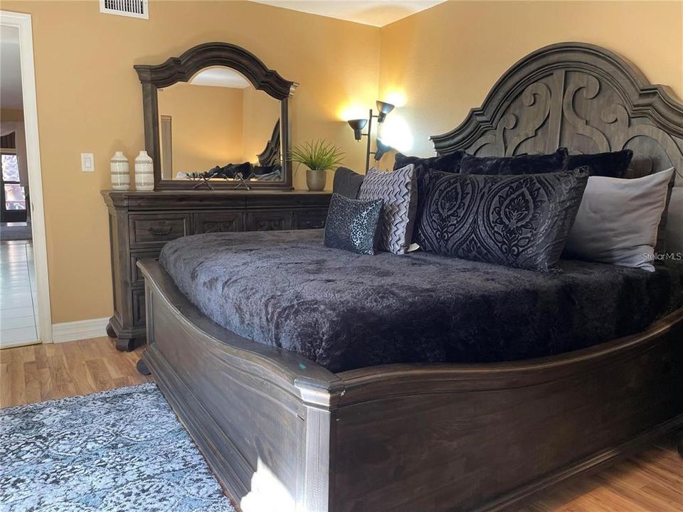 For Sale: $189,910 (1 beds, 1 baths, 675 Square Feet)