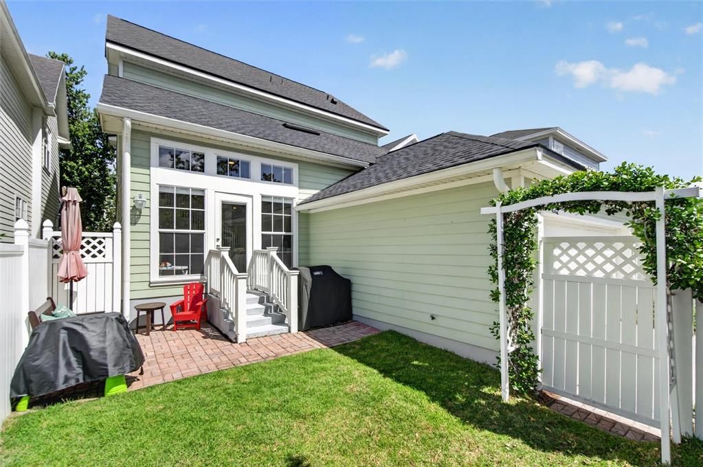 Activo con contrato: $865,000 (4 camas, 2 baños, 2283 Pies cuadrados)