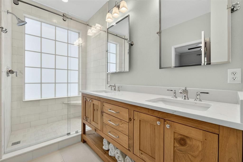 Activo con contrato: $865,000 (4 camas, 2 baños, 2283 Pies cuadrados)