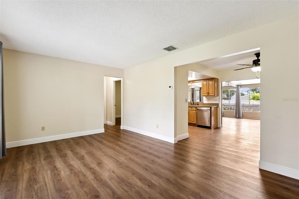 Activo con contrato: $365,000 (3 camas, 2 baños, 1200 Pies cuadrados)