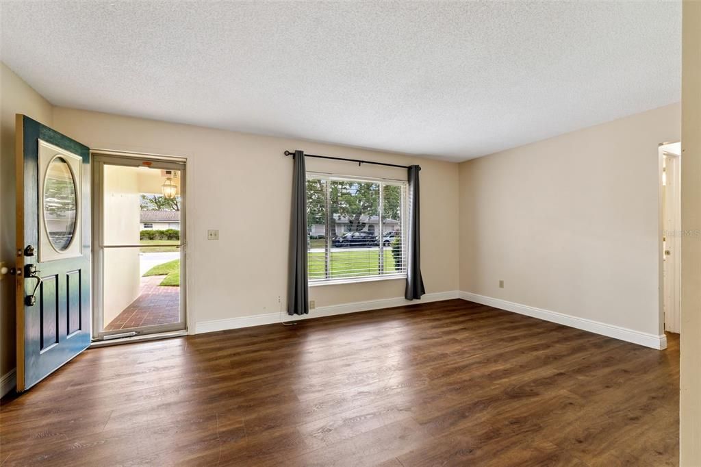 Activo con contrato: $365,000 (3 camas, 2 baños, 1200 Pies cuadrados)