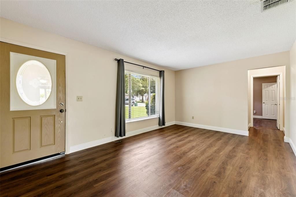 Activo con contrato: $365,000 (3 camas, 2 baños, 1200 Pies cuadrados)