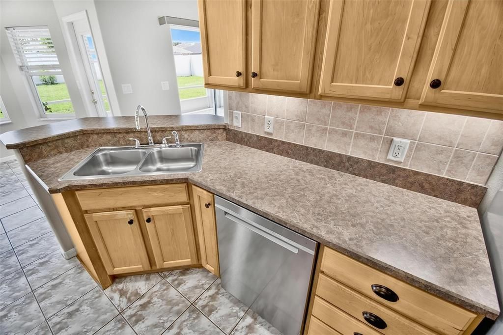 Activo con contrato: $279,000 (3 camas, 2 baños, 1424 Pies cuadrados)