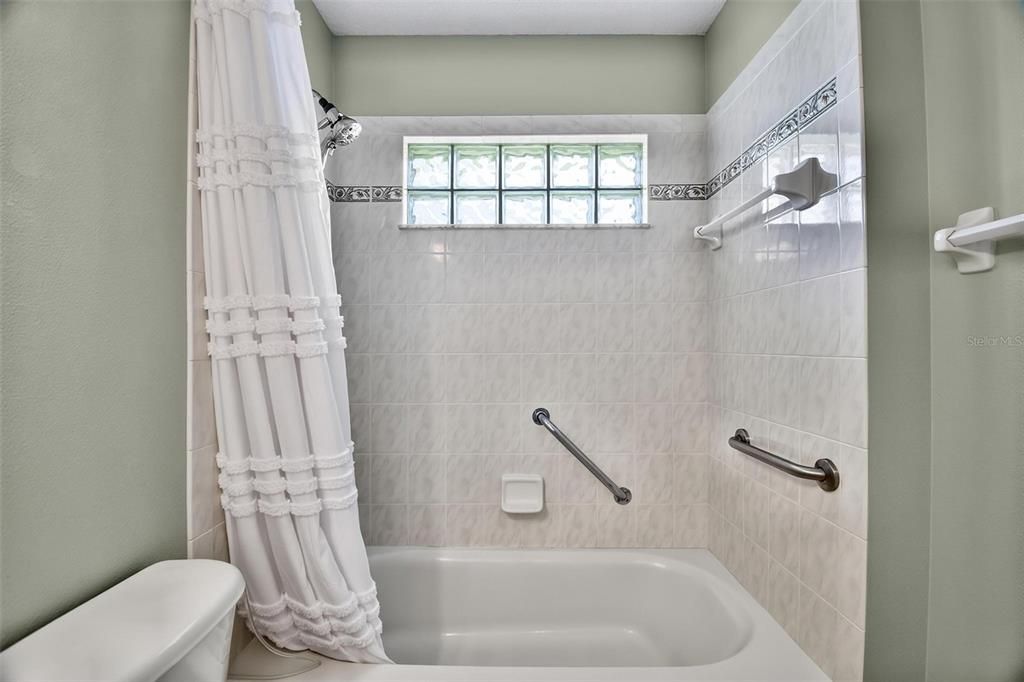 Activo con contrato: $279,000 (3 camas, 2 baños, 1424 Pies cuadrados)