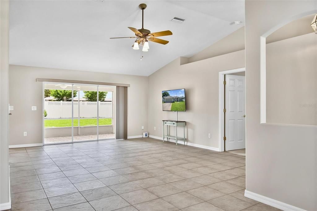 Activo con contrato: $279,000 (3 camas, 2 baños, 1424 Pies cuadrados)