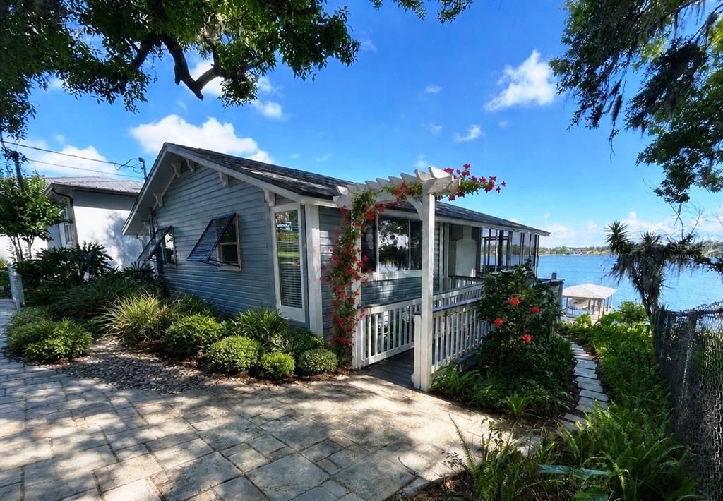 For Sale: $579,000 (2 beds, 1 baths, 900 Square Feet)