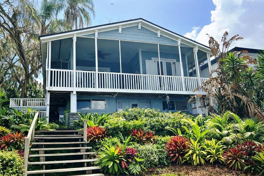 For Sale: $579,000 (2 beds, 1 baths, 900 Square Feet)