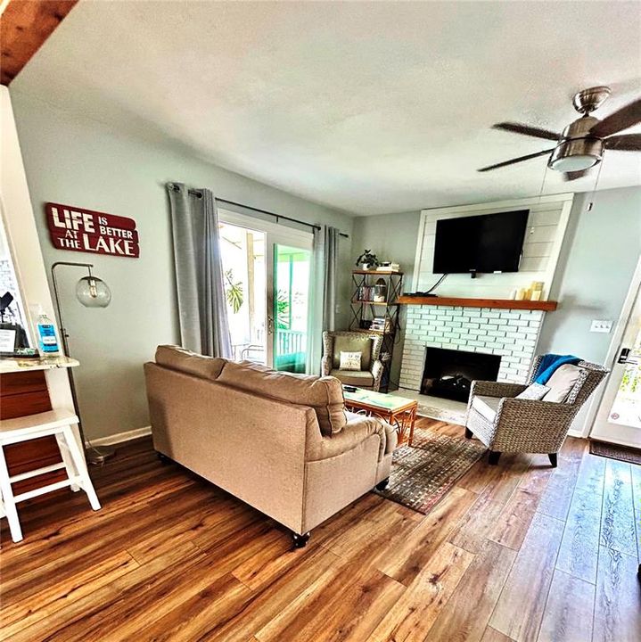 For Sale: $579,000 (2 beds, 1 baths, 900 Square Feet)