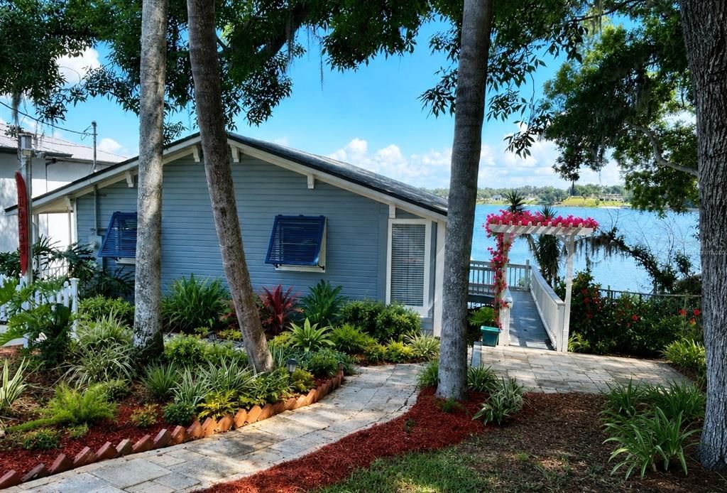 For Sale: $579,000 (2 beds, 1 baths, 900 Square Feet)