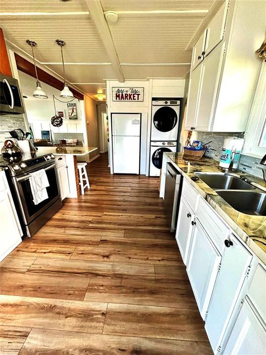 For Sale: $579,000 (2 beds, 1 baths, 900 Square Feet)