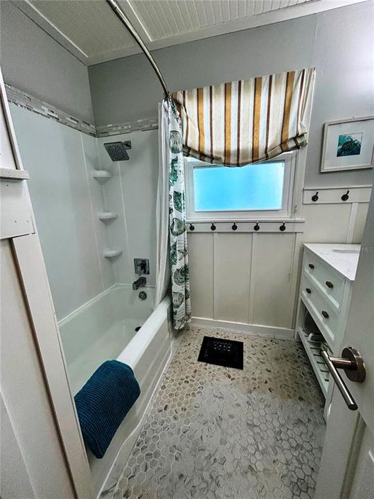 For Sale: $579,000 (2 beds, 1 baths, 900 Square Feet)