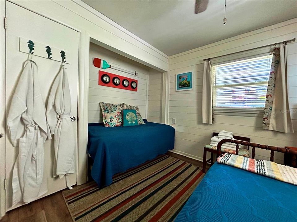 For Sale: $579,000 (2 beds, 1 baths, 900 Square Feet)