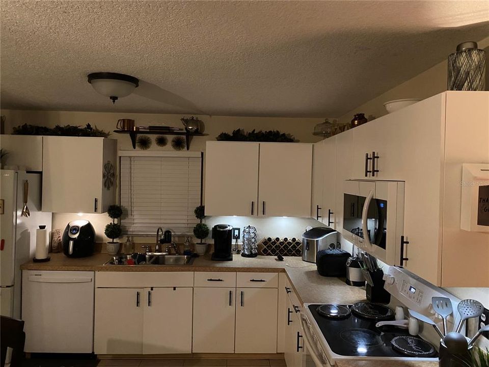 For Sale: $310,000 (3 beds, 2 baths, 1315 Square Feet)