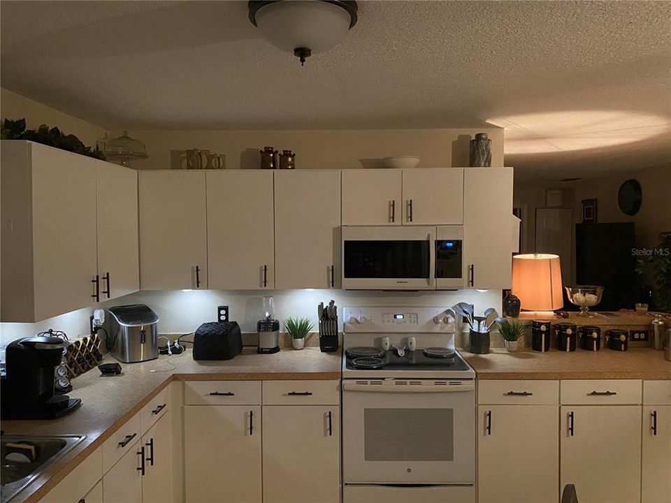 For Sale: $310,000 (3 beds, 2 baths, 1315 Square Feet)