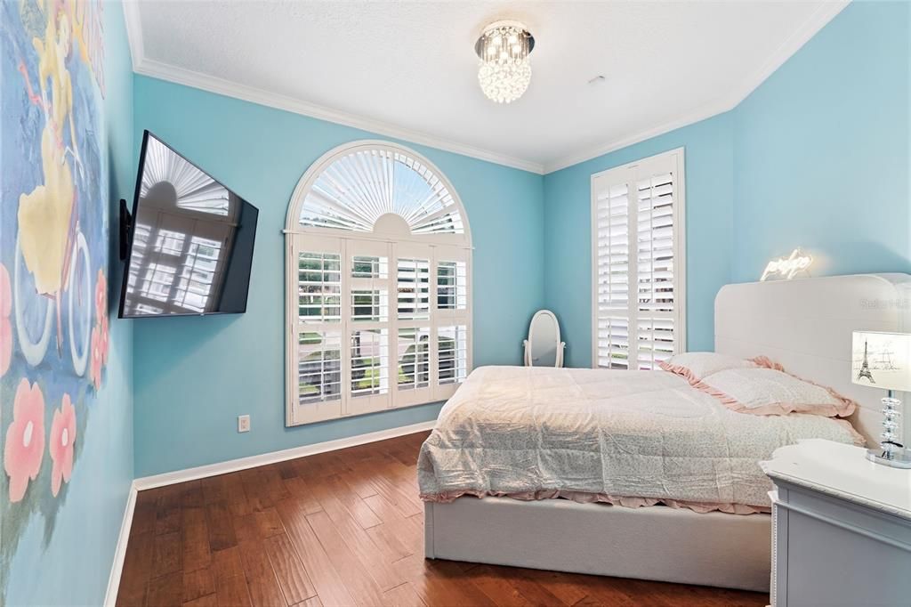 For Sale: $985,000 (6 beds, 2 baths, 2946 Square Feet)
