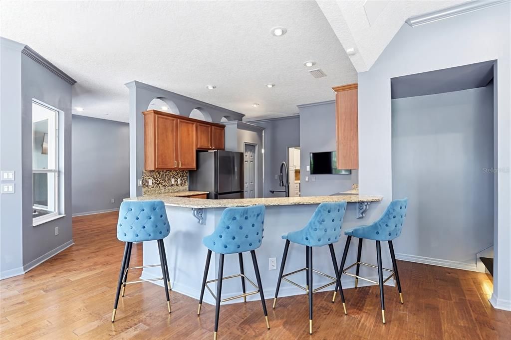 For Sale: $985,000 (6 beds, 2 baths, 2946 Square Feet)