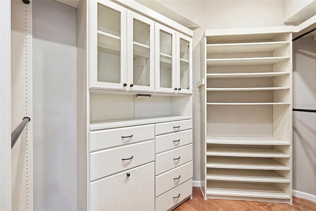 For Sale: $985,000 (6 beds, 2 baths, 2946 Square Feet)