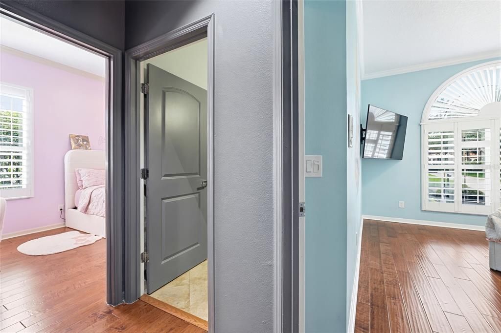 For Sale: $985,000 (6 beds, 2 baths, 2946 Square Feet)