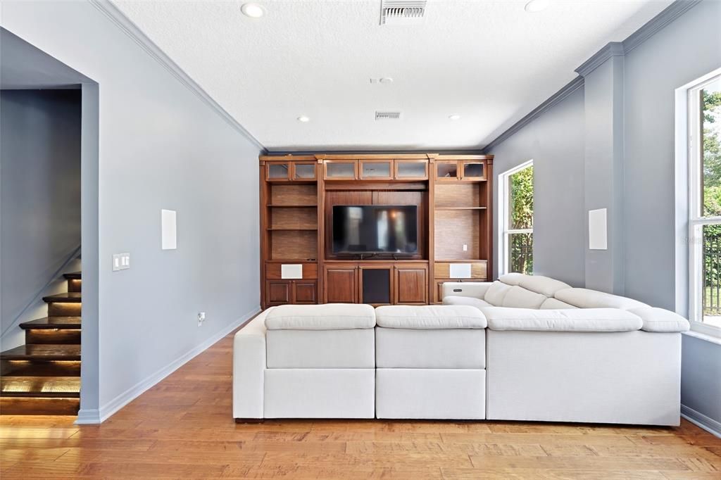 For Sale: $985,000 (6 beds, 2 baths, 2946 Square Feet)