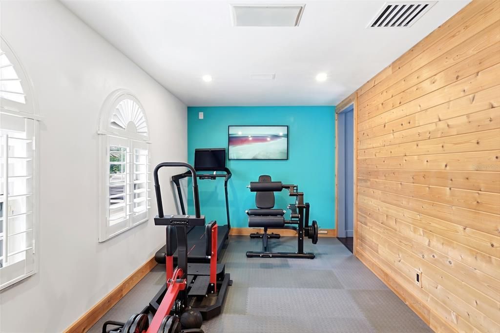 For Sale: $985,000 (6 beds, 2 baths, 2946 Square Feet)