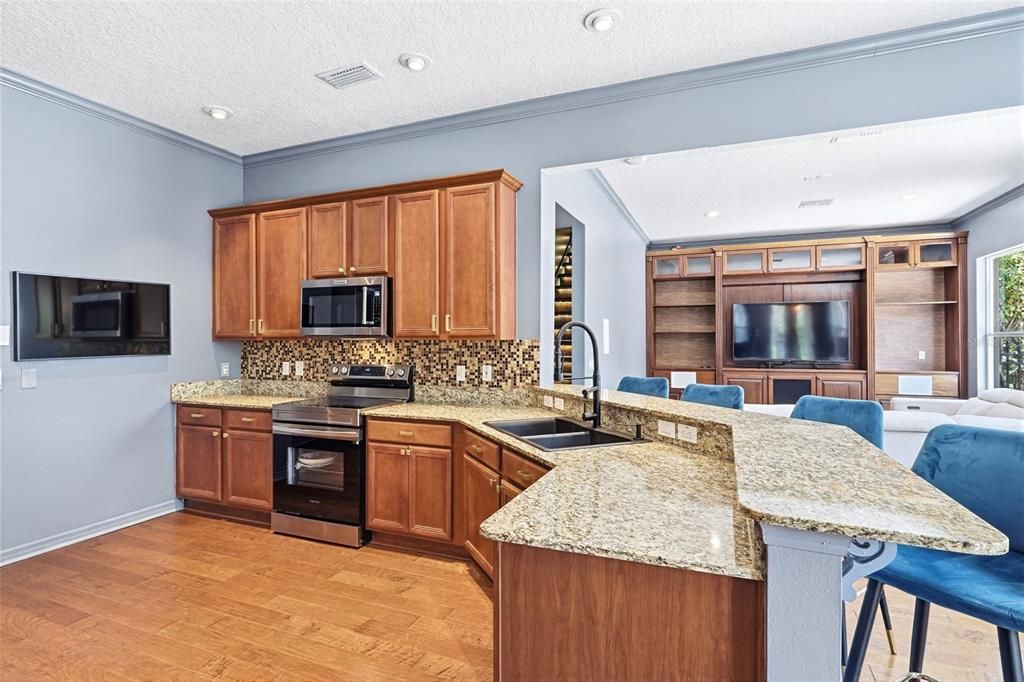 For Sale: $985,000 (6 beds, 2 baths, 2946 Square Feet)