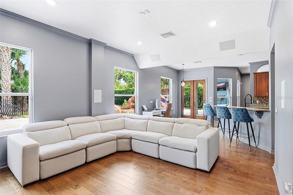 For Sale: $985,000 (6 beds, 2 baths, 2946 Square Feet)