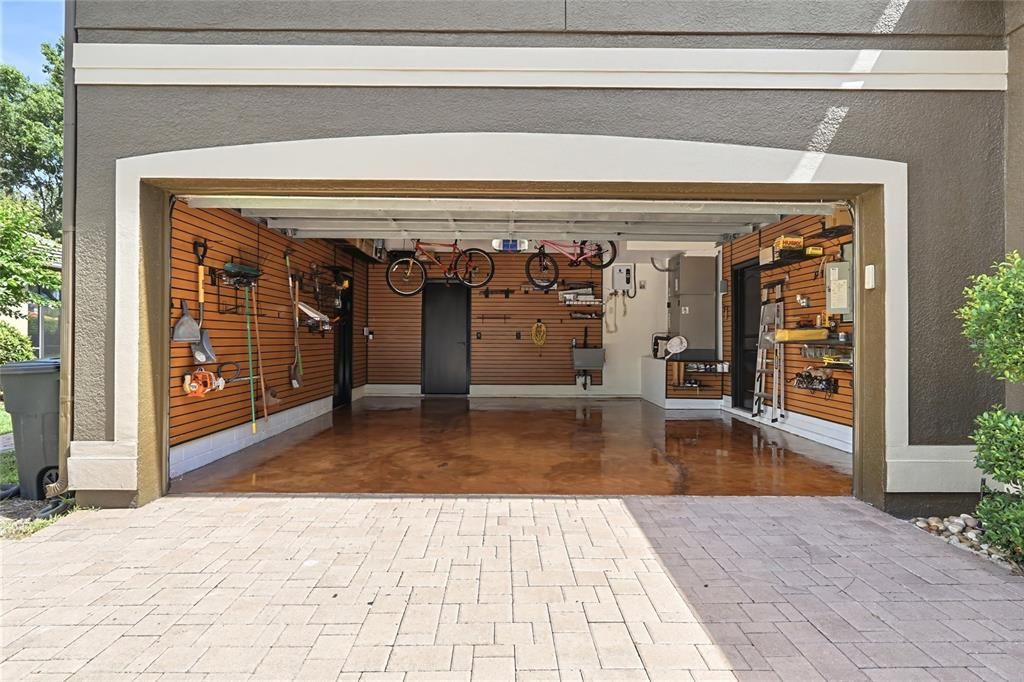 For Sale: $985,000 (6 beds, 2 baths, 2946 Square Feet)