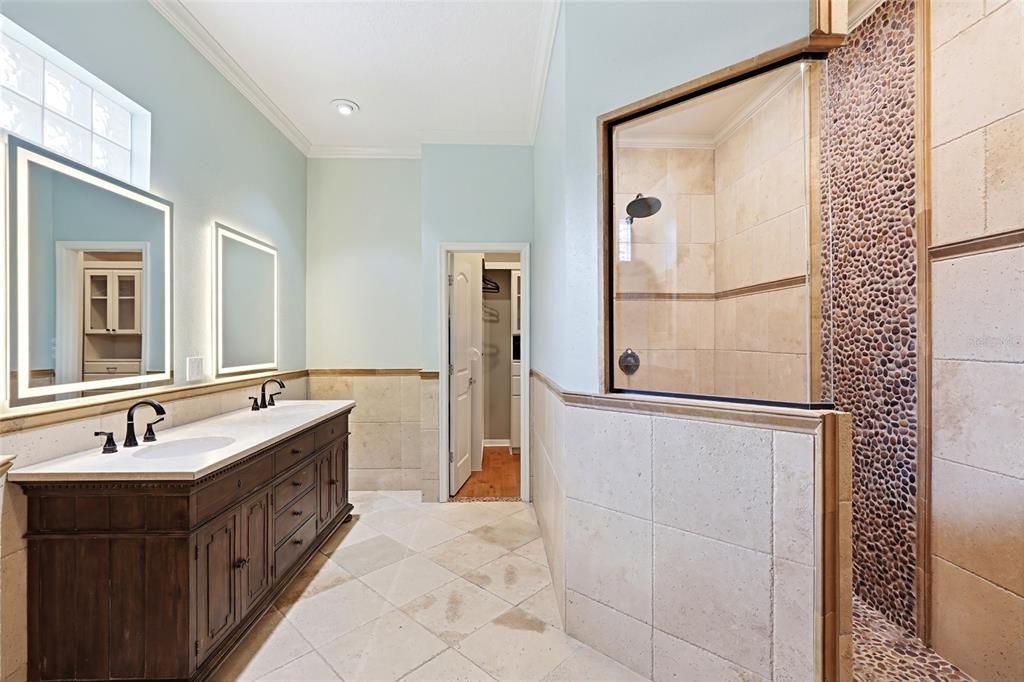For Sale: $985,000 (6 beds, 2 baths, 2946 Square Feet)