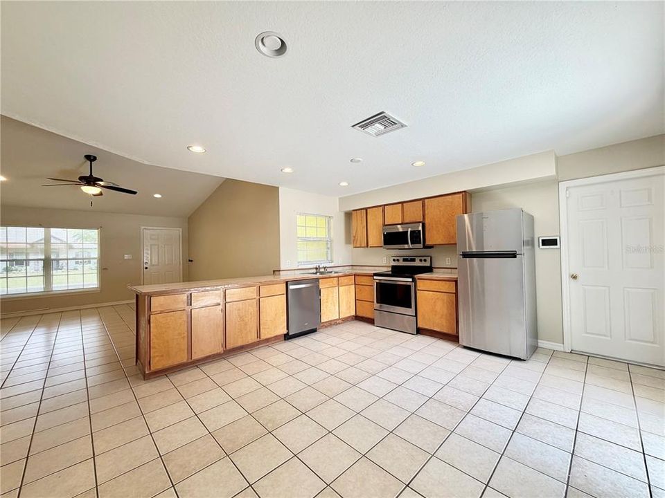 Active With Contract: $1,999 (3 beds, 2 baths, 1280 Square Feet)