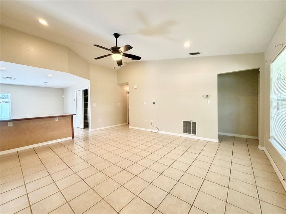 Active With Contract: $1,999 (3 beds, 2 baths, 1280 Square Feet)