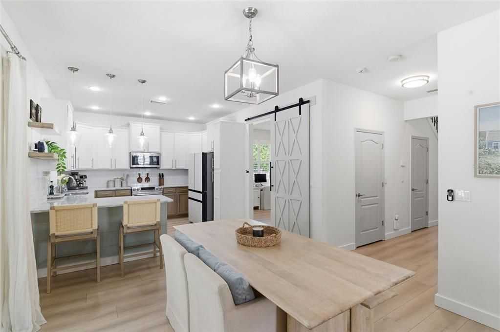 Activo con contrato: $650,000 (4 camas, 2 baños, 2710 Pies cuadrados)