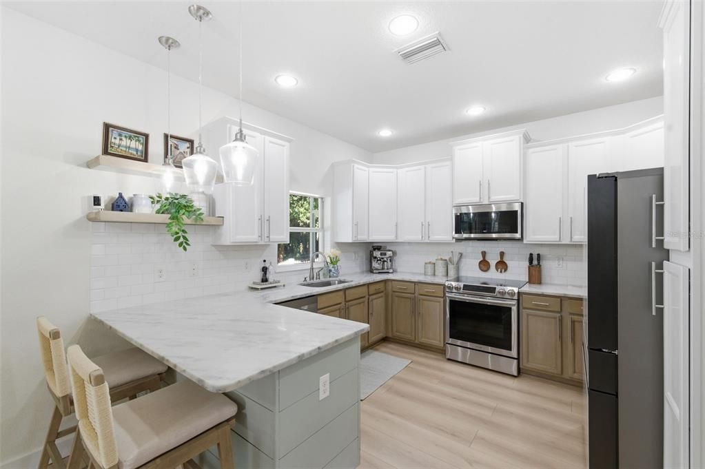 Activo con contrato: $650,000 (4 camas, 2 baños, 2710 Pies cuadrados)