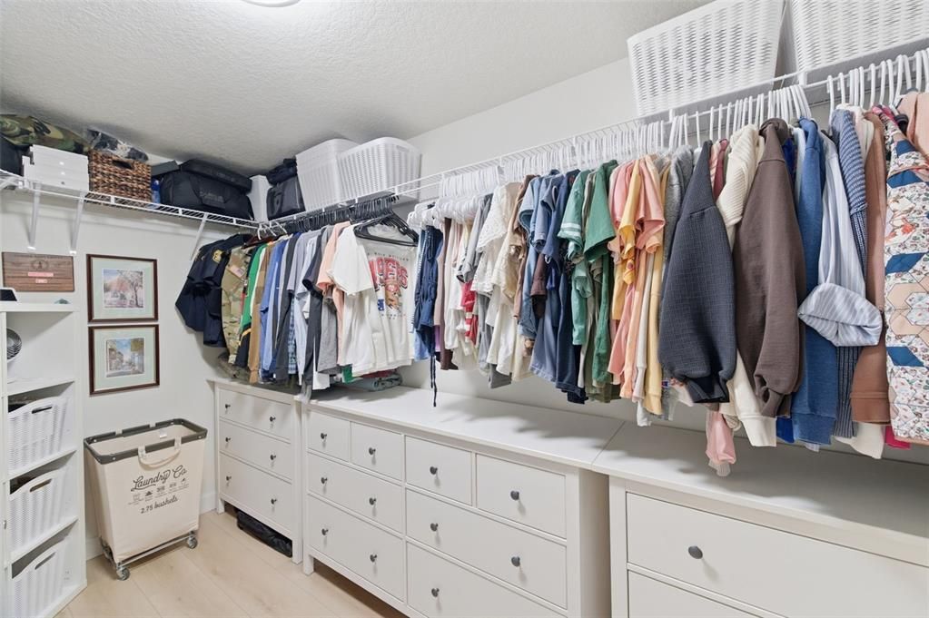 Activo con contrato: $650,000 (4 camas, 2 baños, 2710 Pies cuadrados)