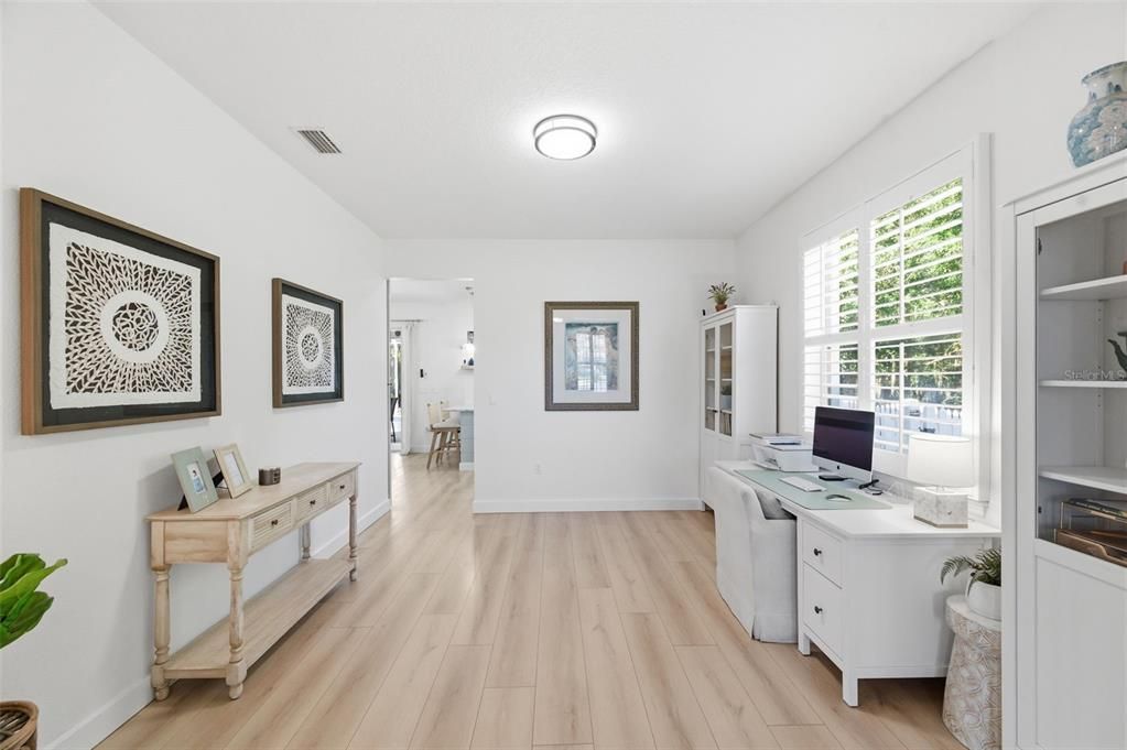 Activo con contrato: $650,000 (4 camas, 2 baños, 2710 Pies cuadrados)