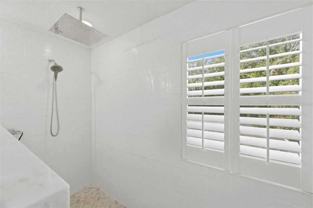 Activo con contrato: $650,000 (4 camas, 2 baños, 2710 Pies cuadrados)