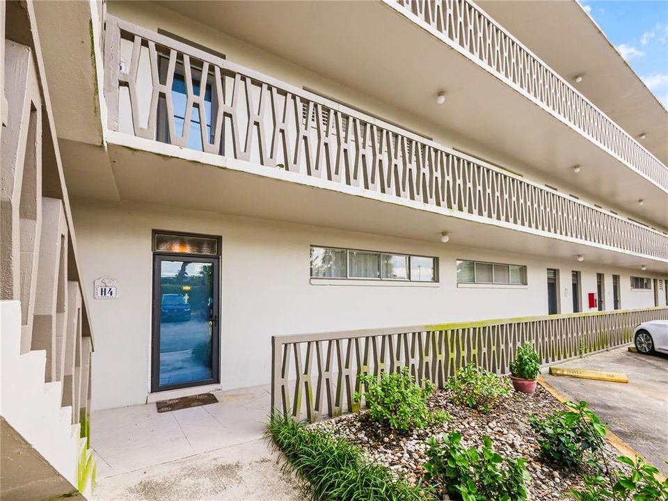 Activo con contrato: $290,000 (2 camas, 2 baños, 1074 Pies cuadrados)