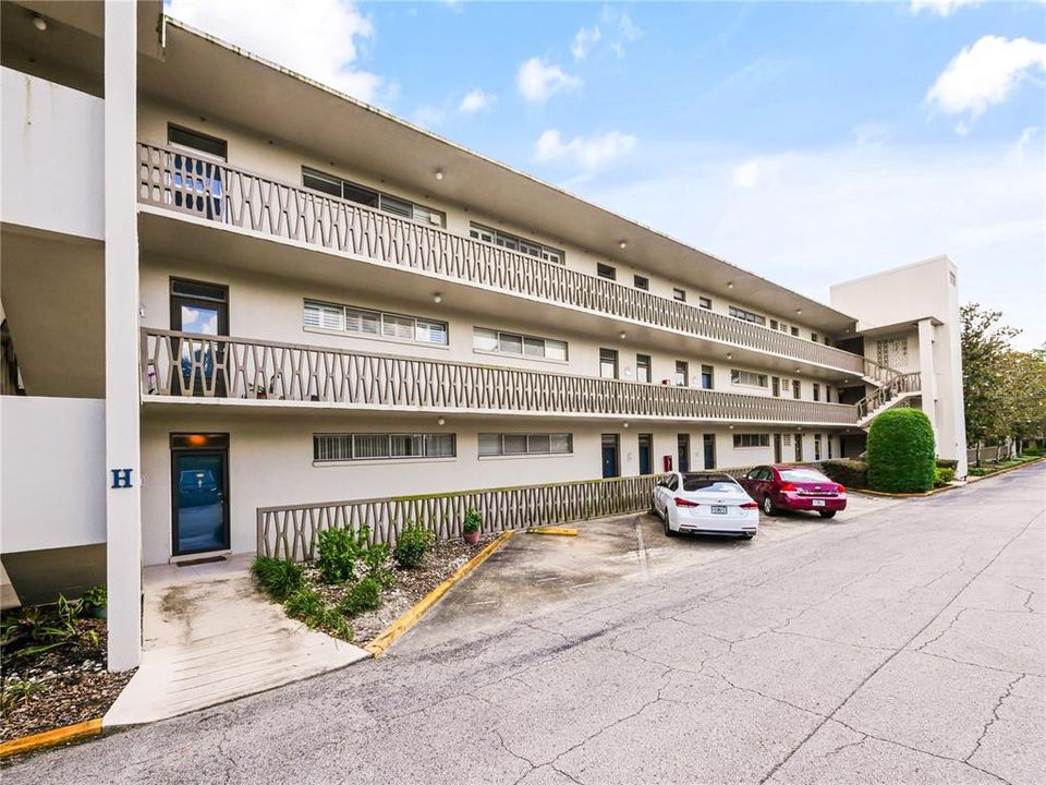 Activo con contrato: $290,000 (2 camas, 2 baños, 1074 Pies cuadrados)
