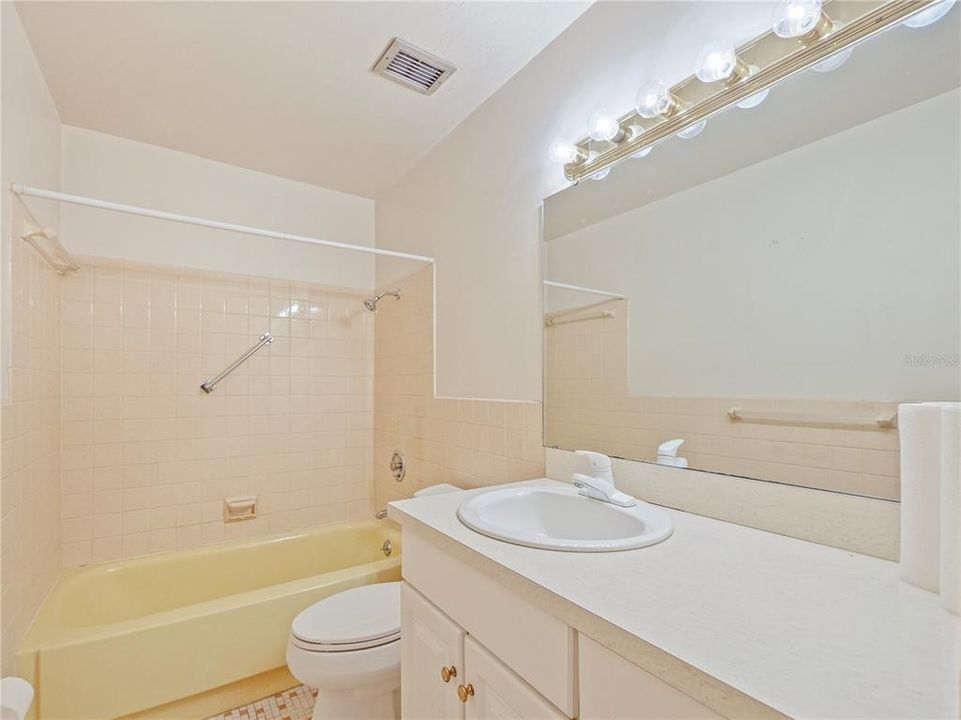 Activo con contrato: $290,000 (2 camas, 2 baños, 1074 Pies cuadrados)