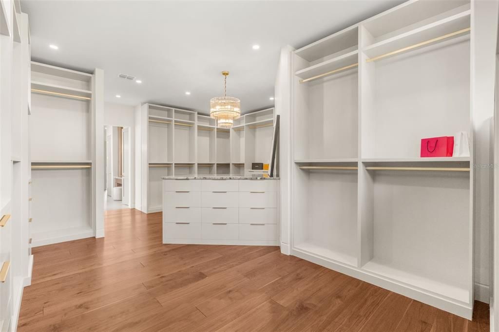 For Sale: $6,995,000 (5 beds, 5 baths, 6400 Square Feet)