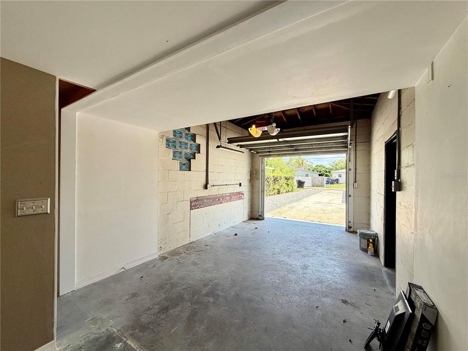 For Rent: $2,450 (2 beds, 1 baths, 906 Square Feet)