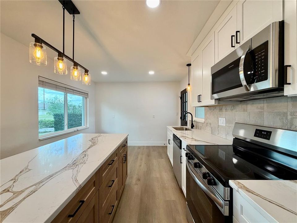 For Rent: $2,450 (2 beds, 1 baths, 906 Square Feet)