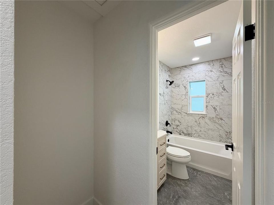 For Rent: $2,450 (2 beds, 1 baths, 906 Square Feet)