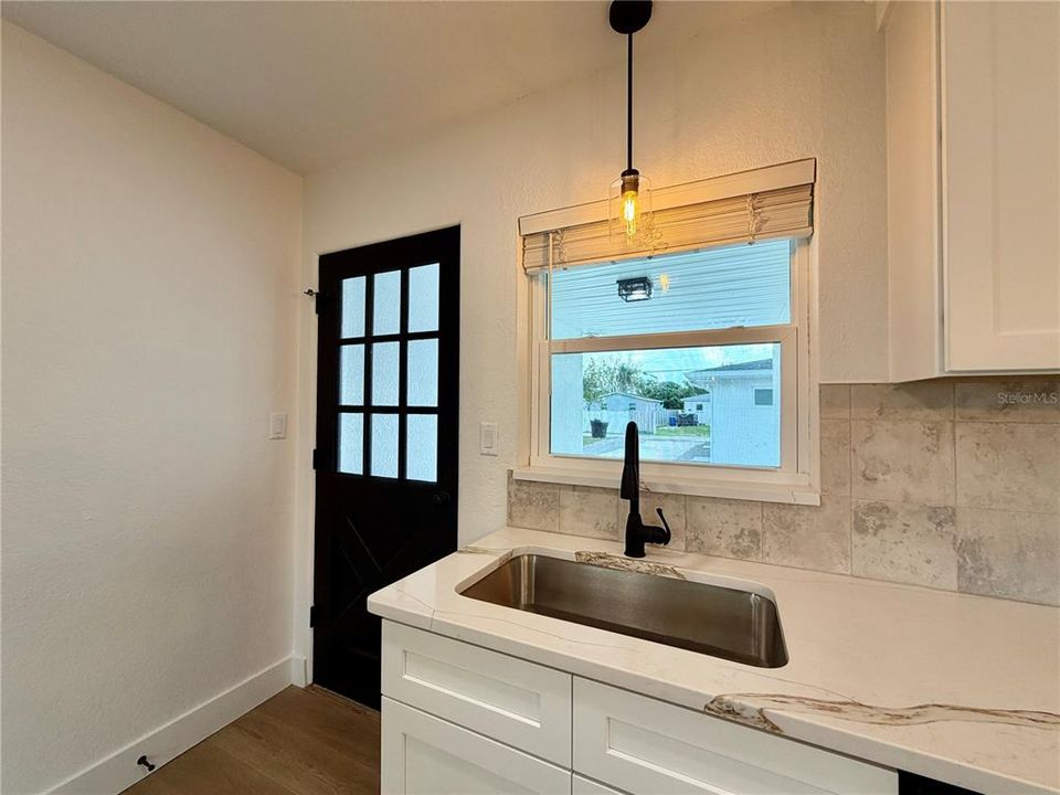 For Rent: $2,450 (2 beds, 1 baths, 906 Square Feet)