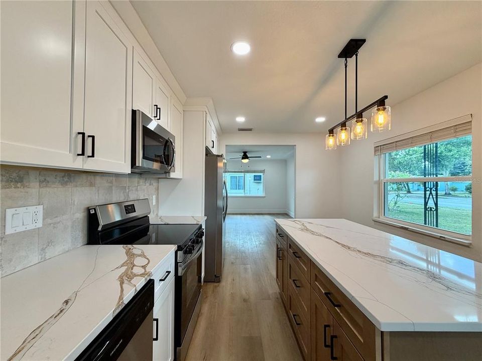 For Rent: $2,450 (2 beds, 1 baths, 906 Square Feet)